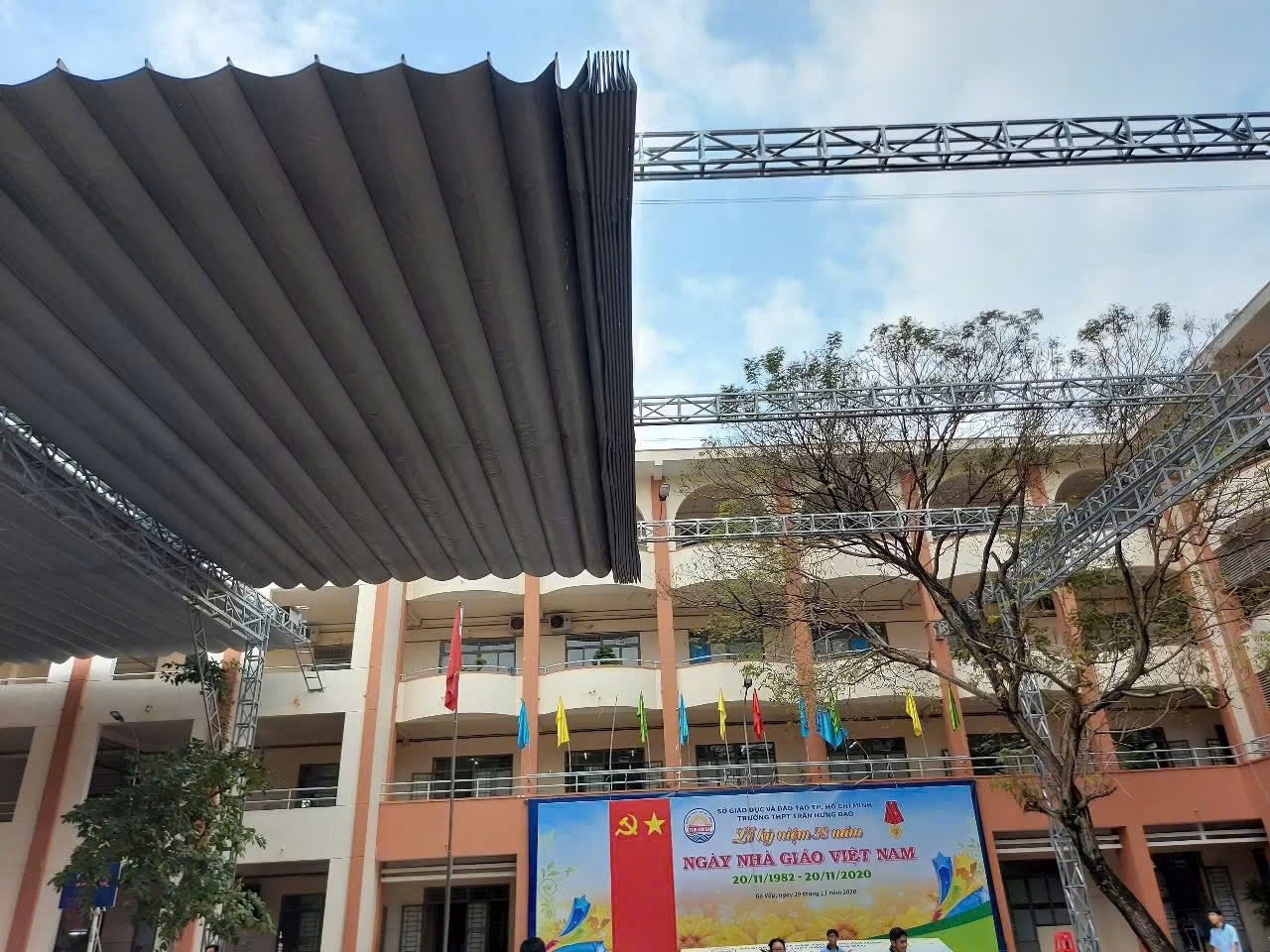 Giá làm mái xếp che sân trường Bình Dương